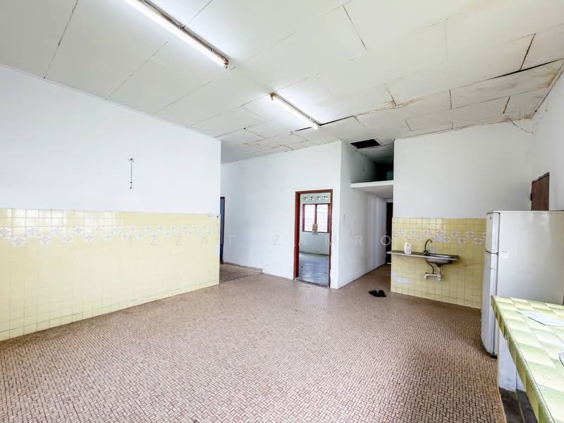 Rumah Banglo untuk Dijual di Seri Kembangan (Selangor) - Izzat Zamros - Kitchen - PropertyGuru.com.my
