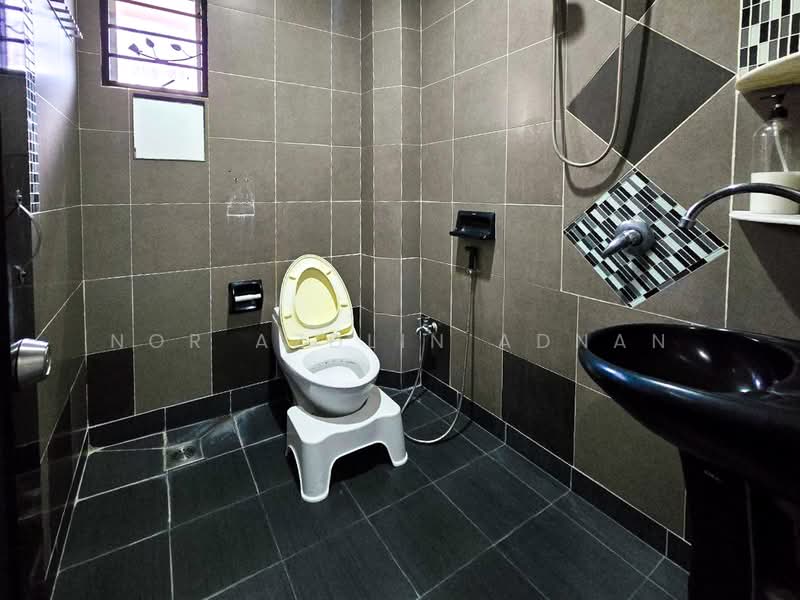 Bungalow for Sale in Bandar Seri Putra (Bangi) - Nor Azdlin Adnan - Bathroom - PropertyGuru.com.my