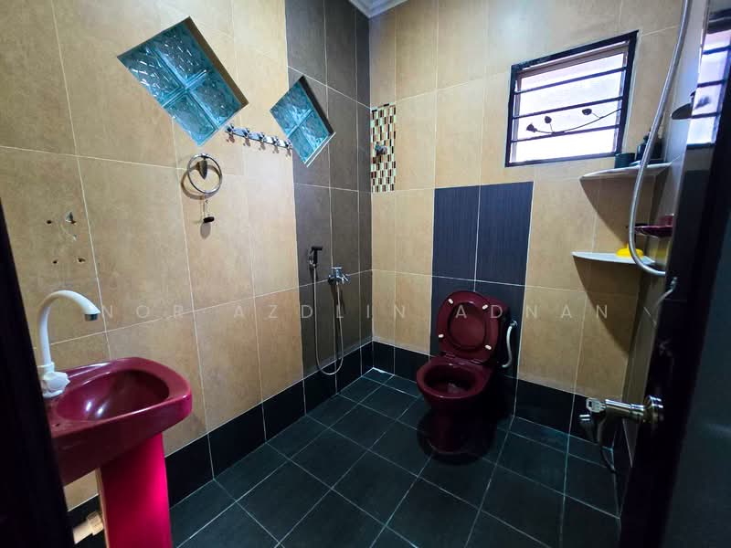 Bungalow for Sale in Bandar Seri Putra (Bangi) - Nor Azdlin Adnan - Bathroom - PropertyGuru.com.my