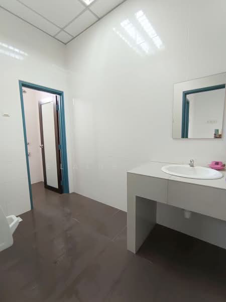 Kilang untuk Disewa di Bandar Seri Alam (Masai) - Elaine Goh - Bathroom - PropertyGuru.com.my