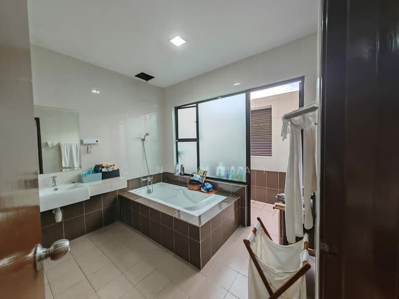 Rumah Banglo untuk Dijual di Batu 9 (Cheras) - Cindy Lai - Bathroom - PropertyGuru.com.my