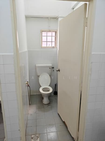 Kedai / Pejabat untuk Disewa di Taman Subang Indah (Sunway) - Jacky Lin - Bathroom - PropertyGuru.com.my