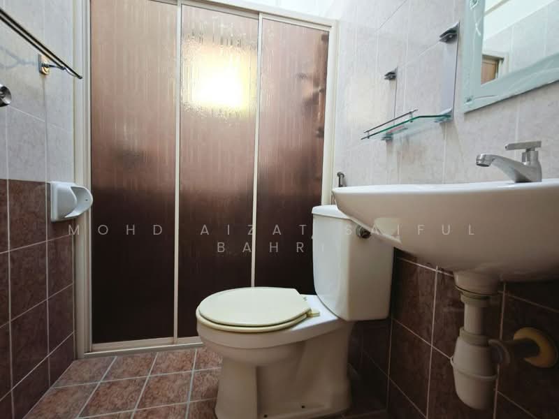 Semi-Detached House for Sale in Taman Setia 2 (Balakong) - Mohd Aizat Saiful Bahri - Bathroom - PropertyGuru.com.my