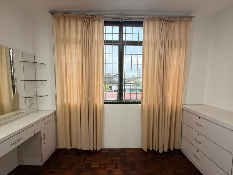 2-storey Terraced House for Rent in Kuching (Sarawak) - Lawrence Lee - Master Bedroom Dressing Table - PropertyGuru.com.my