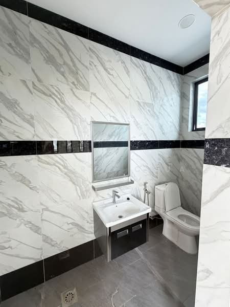 Rumah Teres 2 Tingkat untuk Dijual di Kampung Kenyalang Park (Kuching) - Alfred Chua - Bathroom - PropertyGuru.com.my