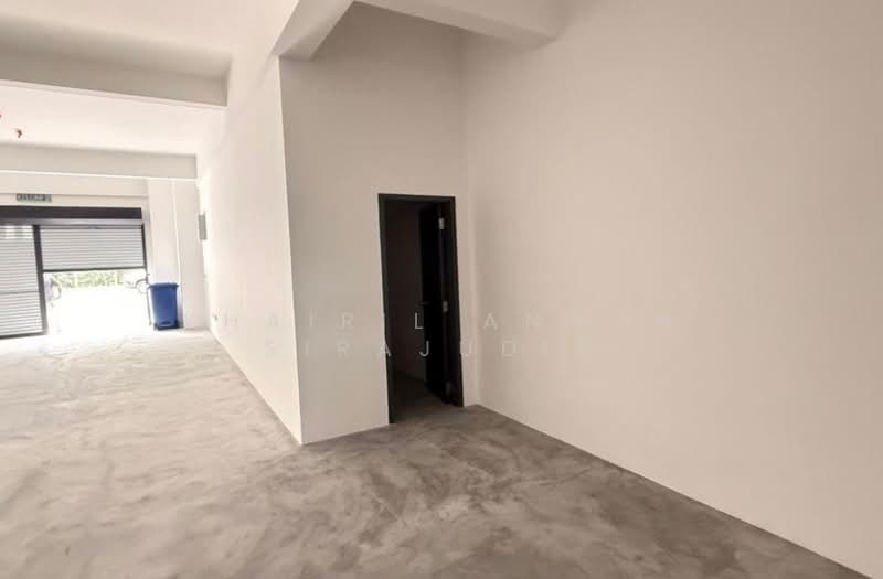 Shop / Office for Rent in Bukit Jelutong (Shah Alam) - Khairil Anwar Sirajudin - Entrance - PropertyGuru.com.my