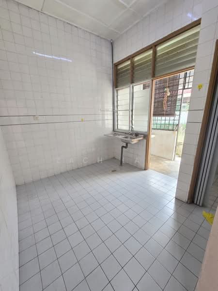 1.5-storey Terraced House for Sale in Taman Molek (Johor Bahru) - Zach Law - Kitchen - PropertyGuru.com.my