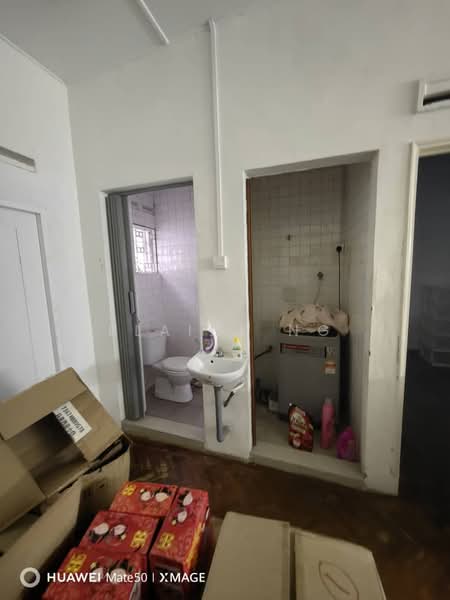 Commercial Semi-D for Rent in Johor Bahru (Johor) - Elaine Ng - Bathroom - PropertyGuru.com.my