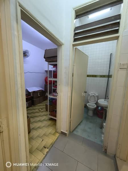 Commercial Semi-D for Rent in Johor Bahru (Johor) - Elaine Ng - Bathroom - PropertyGuru.com.my