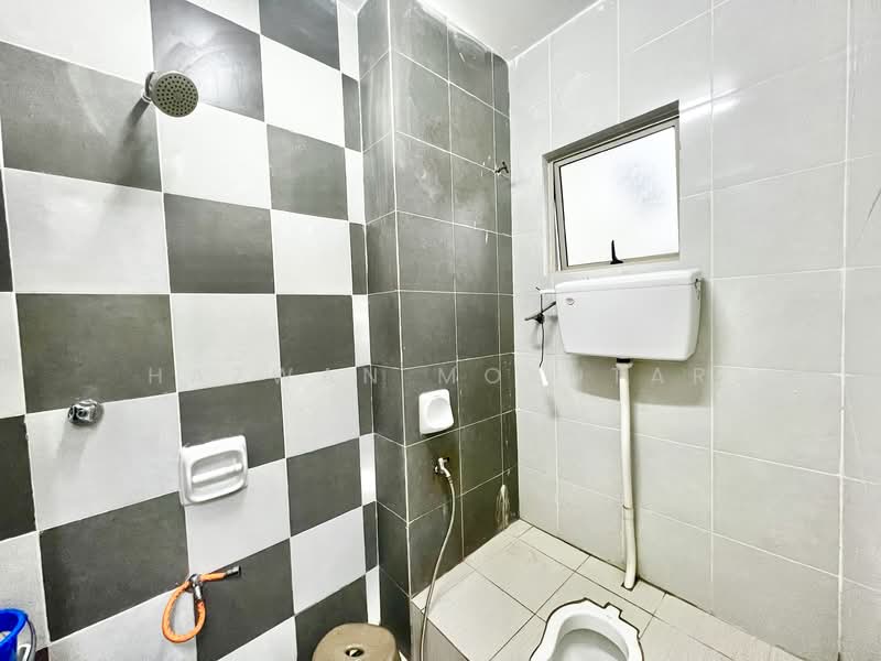 Cluster House for Sale in Saujana (Selangor) - Hazwan Mokhtar - Bathroom - PropertyGuru.com.my