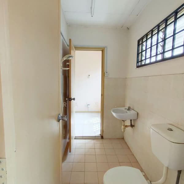 2-storey Terraced House for Sale in Kajang (Selangor) - RAIS . - Bathroom - PropertyGuru.com.my