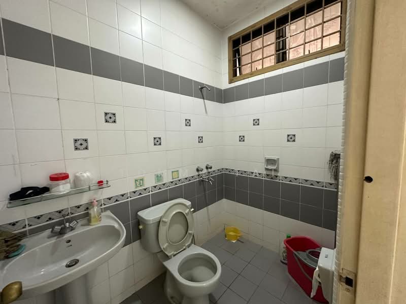Rumah Teres 2 Tingkat untuk Disewa di Taman Suria (Johor Bahru) - Tommy Tai - Bathroom - PropertyGuru.com.my