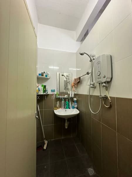 Rumah Teres 2 Tingkat untuk Dijual di Taman Pekaka (Sungai Dua) - Xinnee . - Bathroom - PropertyGuru.com.my