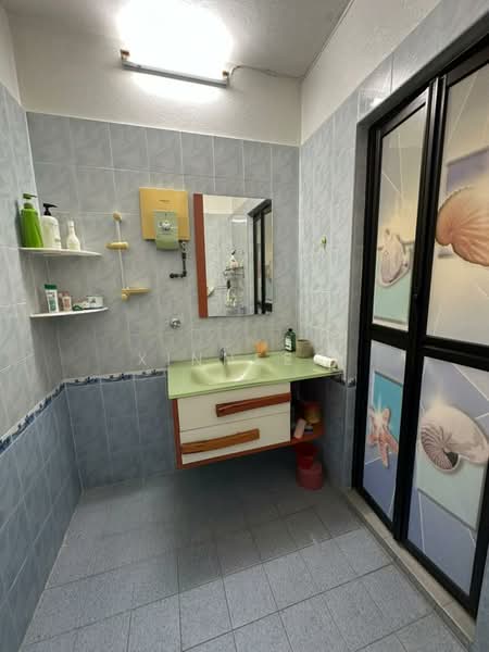 Rumah Teres 2 Tingkat untuk Dijual di Taman Pekaka (Sungai Dua) - Xinnee . - Bathroom - PropertyGuru.com.my