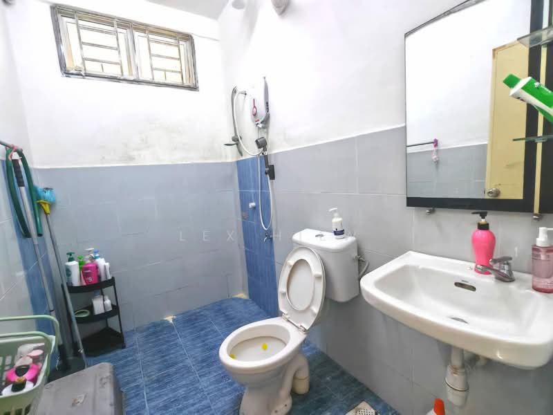Apartment for Sale at Indah Court Apartment - Lex Hiew - Bathroom - PropertyGuru.com.my