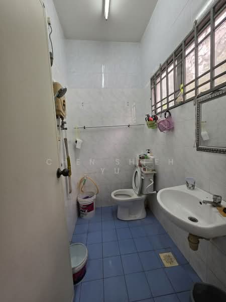 2-storey Terraced House for Sale in Taman Sri Putra (Tampoi) - Chen Shieh Yu - Bathroom - PropertyGuru.com.my