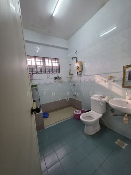 2-storey Terraced House for Sale in Taman Sri Putra (Tampoi) - Chen Shieh Yu - Bathroom - PropertyGuru.com.my