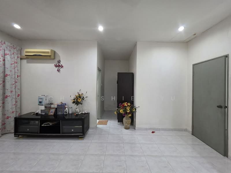 2-storey Terraced House for Sale in Taman Sri Putra (Tampoi) - Chen Shieh Yu - Living Room - PropertyGuru.com.my