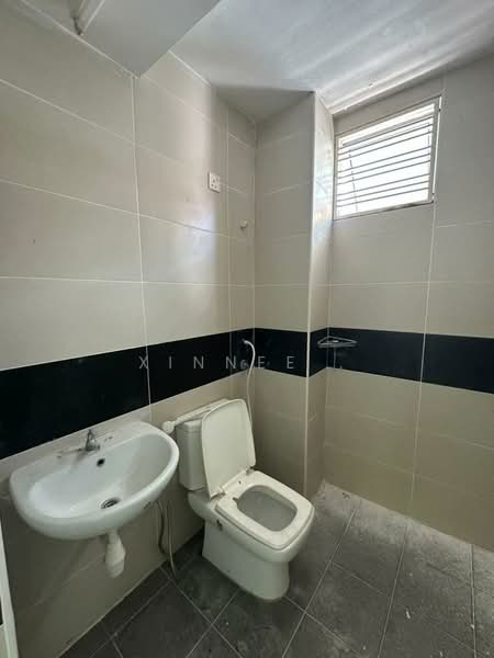 Rumah Berkembar untuk Dijual di Permatang Damar Laut (Batu Maung) - Xinnee . - Bathroom - PropertyGuru.com.my
