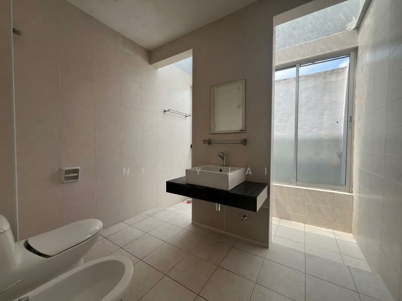 Rumah Berkembar untuk Dijual di Anggun 2 Residence (Rawang) - Nicky Lai - Bathroom - PropertyGuru.com.my