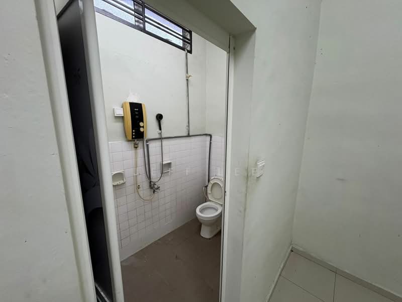 Rumah Teres 2 Tingkat untuk Dijual di Taman Pelangi (Johor Bahru) - Jeff Lee - Bathroom - PropertyGuru.com.my