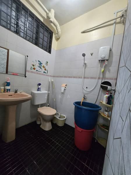 Rumah Teres 2 Tingkat untuk Dijual di Taman Daya (Johor Bahru) - Zira . - Bathroom - PropertyGuru.com.my