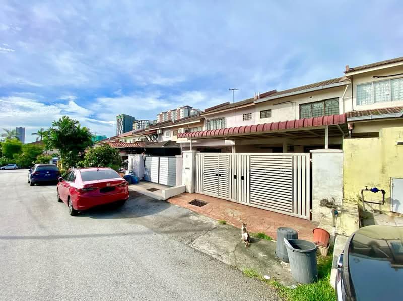 Rumah Teres 2 Tingkat untuk Dijual di Taman Pinggiran Putra (Seri Kembangan) - Nurra Eikin - Exterior - PropertyGuru.com.my