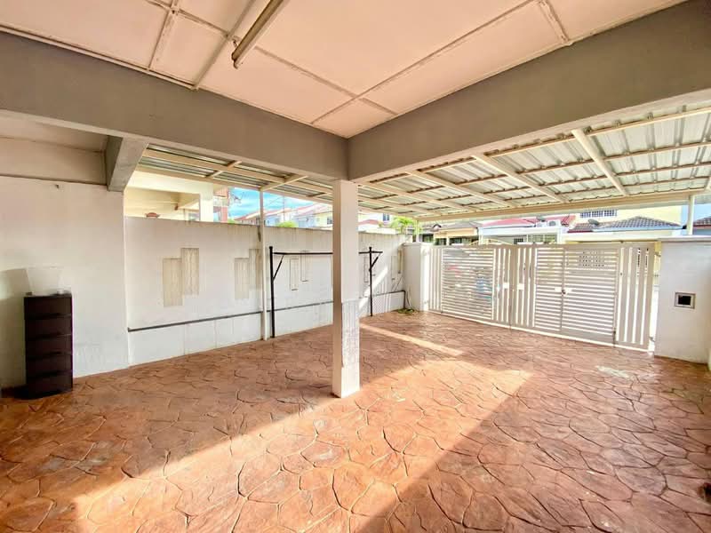 Rumah Teres 2 Tingkat untuk Dijual di Taman Pinggiran Putra (Seri Kembangan) - Nurra Eikin - Exterior - PropertyGuru.com.my