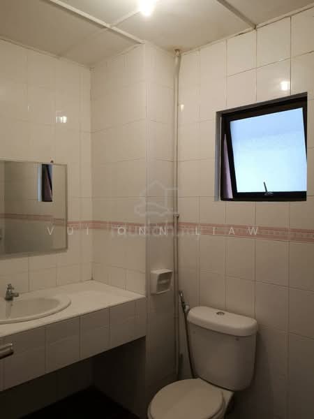 Kondominium untuk Disewa di Marina Court Resort Condominium - Vui Onn Liaw - Bathroom - PropertyGuru.com.my