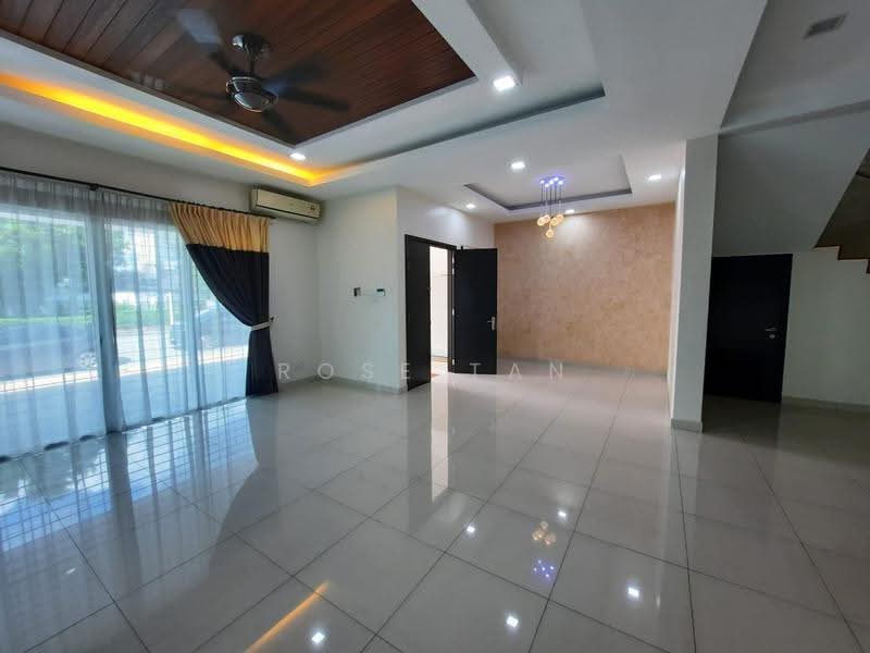 Rumah Berkembar untuk Dijual di Perdana Lakeview East (Cyberjaya) - Rose Tan - Living Room - PropertyGuru.com.my