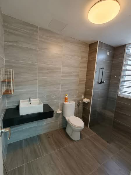Service Residence for Sale at Daya 1 Residences (D1R), TD Central - RQ Tee - Bathroom - PropertyGuru.com.my