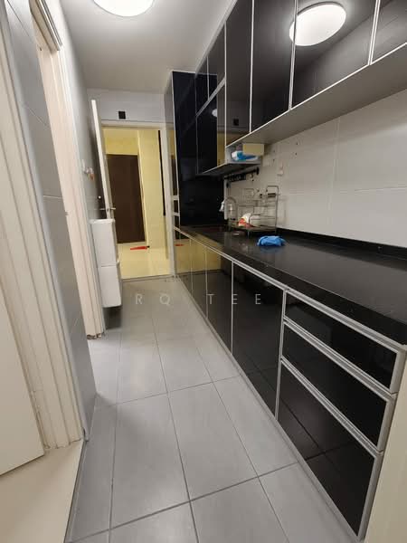 Service Residence for Sale at Daya 1 Residences (D1R), TD Central - RQ Tee - Kitchen - PropertyGuru.com.my
