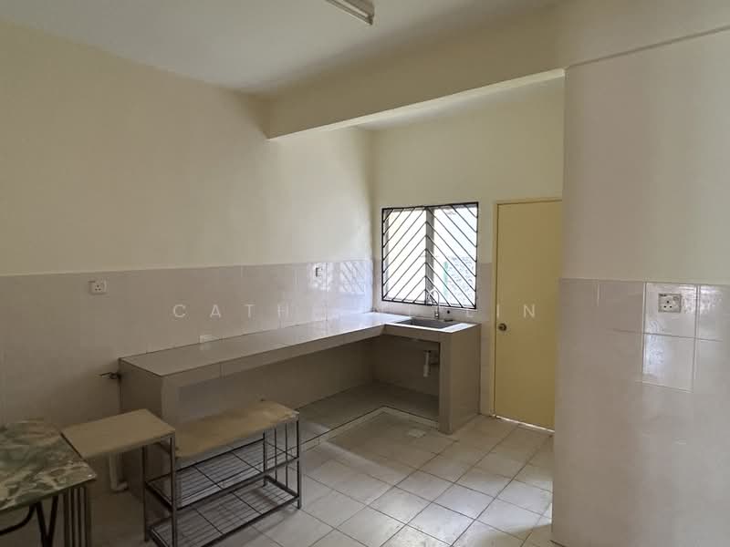 Rumah Teres 3 Tingkat untuk Disewa di Serdang (Seri Kembangan) - Cathrine Lin - Kitchen - PropertyGuru.com.my