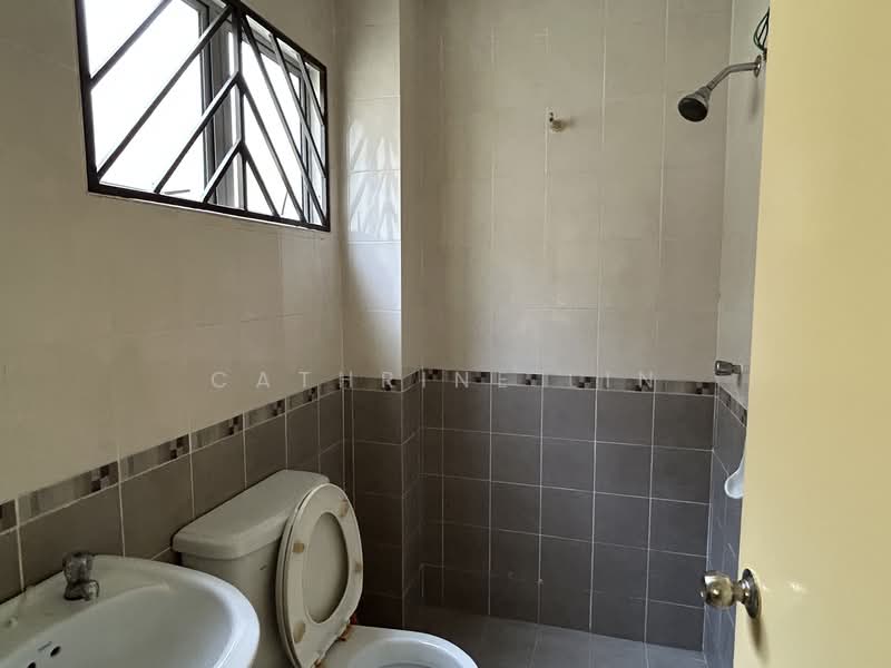 Rumah Teres 3 Tingkat untuk Disewa di Serdang (Seri Kembangan) - Cathrine Lin - Bathroom - PropertyGuru.com.my