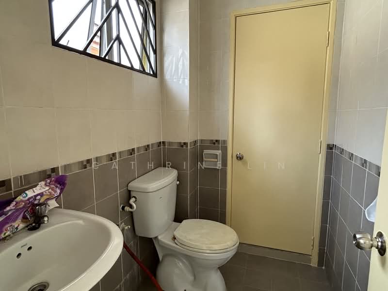 Rumah Teres 3 Tingkat untuk Disewa di Serdang (Seri Kembangan) - Cathrine Lin - Bathroom - PropertyGuru.com.my