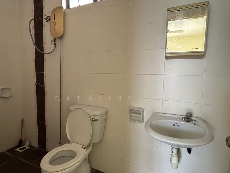 Rumah Teres 3 Tingkat untuk Disewa di Serdang (Seri Kembangan) - Cathrine Lin - Bathroom - PropertyGuru.com.my