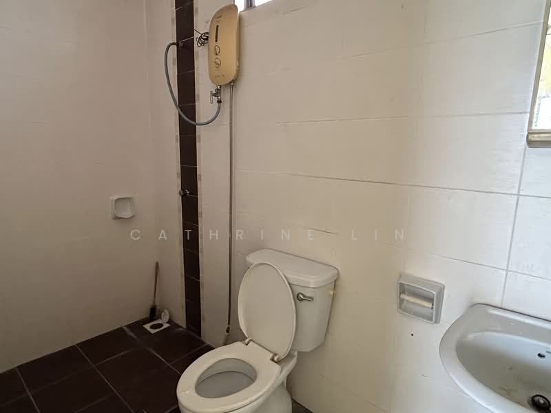 Rumah Teres 3 Tingkat untuk Disewa di Serdang (Seri Kembangan) - Cathrine Lin - Bathroom - PropertyGuru.com.my
