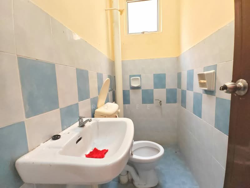 Apartment for Sale at Nusa Bestari Shoplot Apartment - RQ Tee - Bathroom - PropertyGuru.com.my
