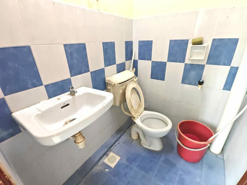 Apartment for Sale at Nusa Bestari Shoplot Apartment - RQ Tee - Bathroom - PropertyGuru.com.my
