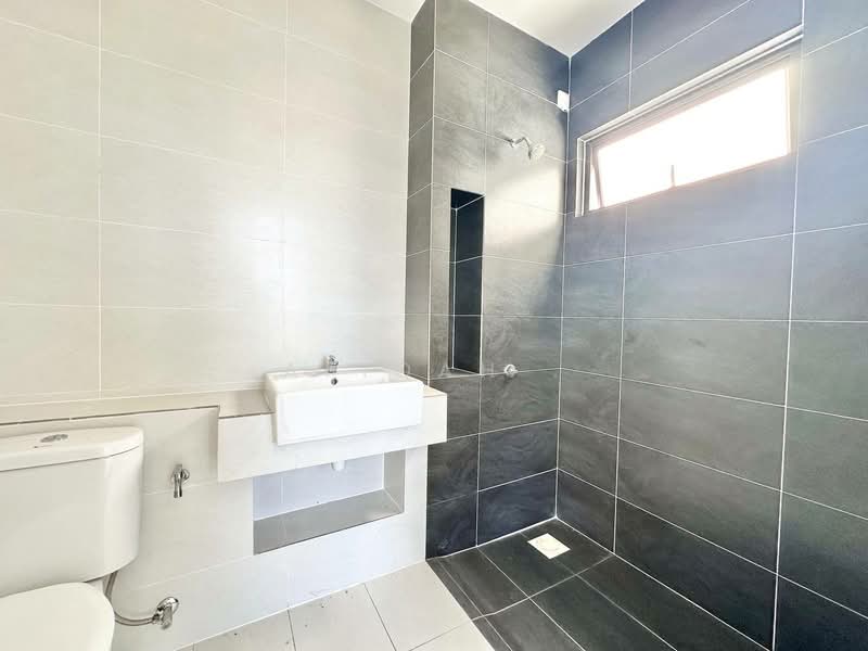 Rumah Teres 2 Tingkat untuk Dijual di Eco Grandeur (Puncak Alam) - Afiqah . - Bathroom - PropertyGuru.com.my
