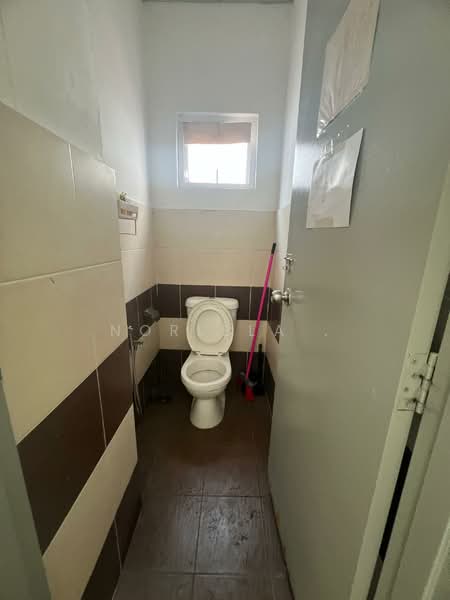 Kedai / Pejabat untuk Disewa di Petaling Jaya (Selangor) - Norlela . - Bathroom - PropertyGuru.com.my