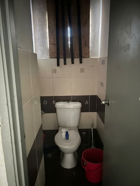 Kedai / Pejabat untuk Disewa di Petaling Jaya (Selangor) - Norlela . - Bathroom - PropertyGuru.com.my