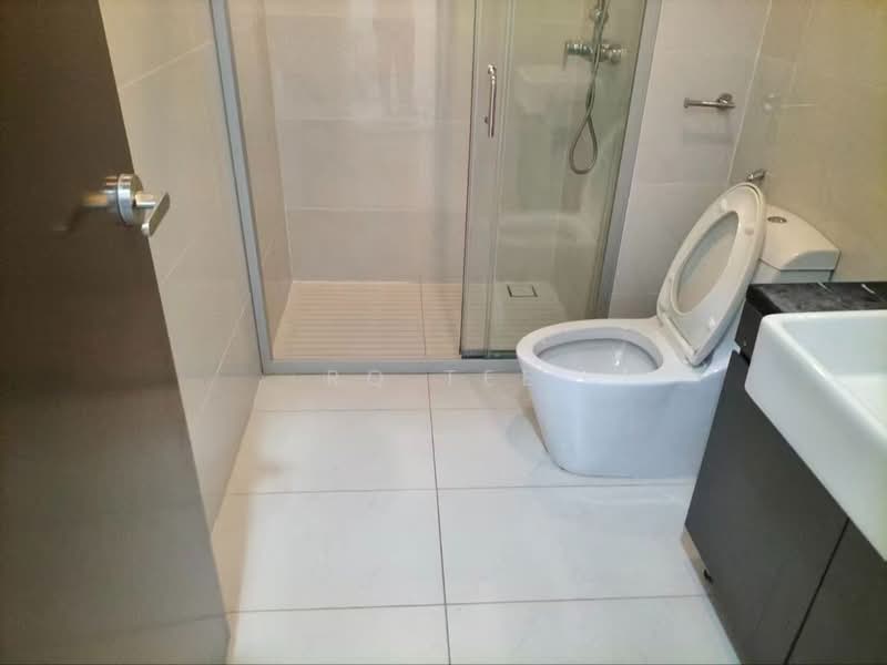Condominium for Rent at Bay Point @ Country Garden Danga Bay - RQ Tee - Bathroom - PropertyGuru.com.my