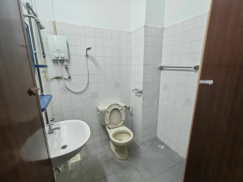 2-storey Terraced House for Sale in Taman Bukit Mewah (Tampoi) - Ang Wee Meng - Bathroom - PropertyGuru.com.my