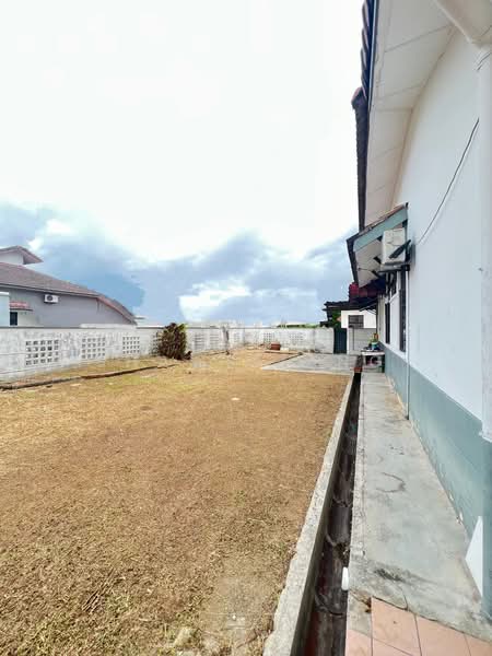 1-storey Terraced House for Rent in Taman Molek (Johor Bahru) - Shasha Ang - Exterior - PropertyGuru.com.my