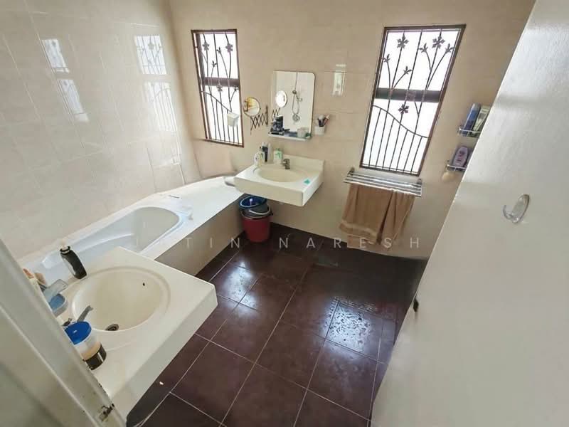Semi-Detached House for Sale in Laman Residen Kipark Sri Utara (Batu Caves) - Jatin Naresh - Bathroom - PropertyGuru.com.my