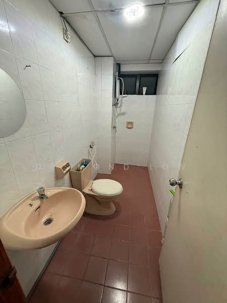Apartment for Rent at Anjung Hijau (Greenfields) - Desmond Low - Bathroom - PropertyGuru.com.my