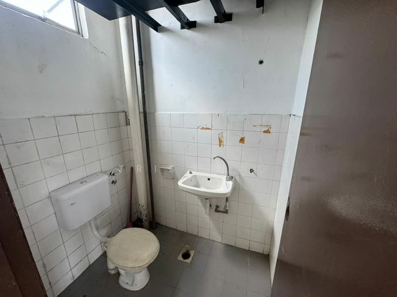 Warehouse for Rent in Bukit Beruntung (Serendah) - Tris Jong - Bathroom - PropertyGuru.com.my