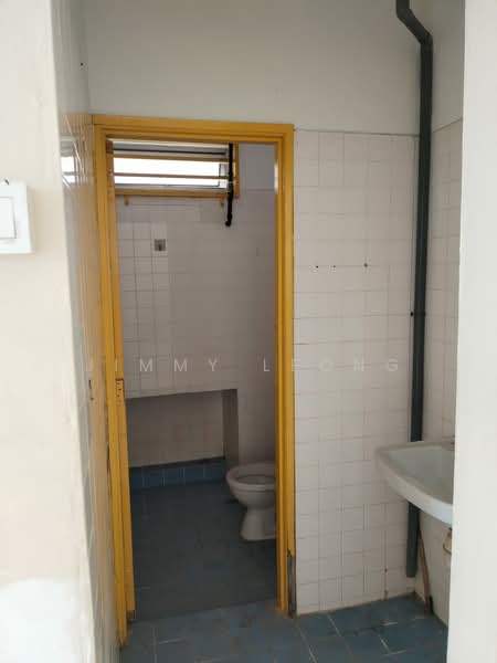 Factory for Rent in Seri Kembangan (Selangor) - Jimmy Leong - Bathroom - PropertyGuru.com.my