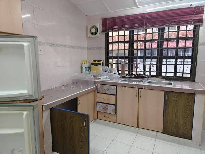 1.5-storey Terraced House for Sale in Taman Pelangi Indah (Ulu Tiram) - Daniel Yong - Kitchen - PropertyGuru.com.my